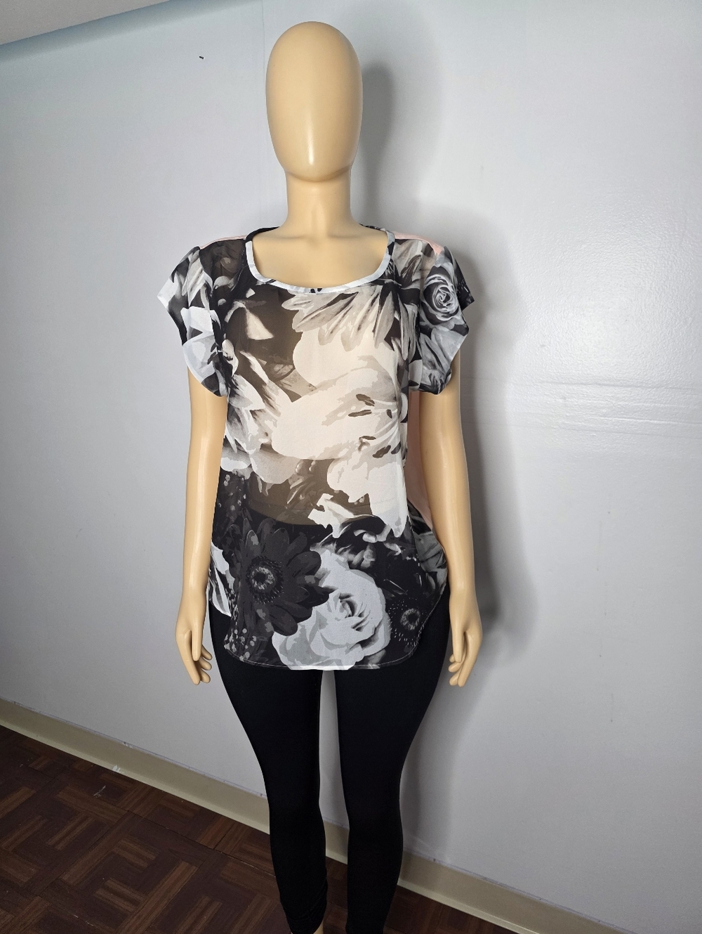 American Eagle Outfitters Black & White Floral Scoop Neck Blouse Size US/XL